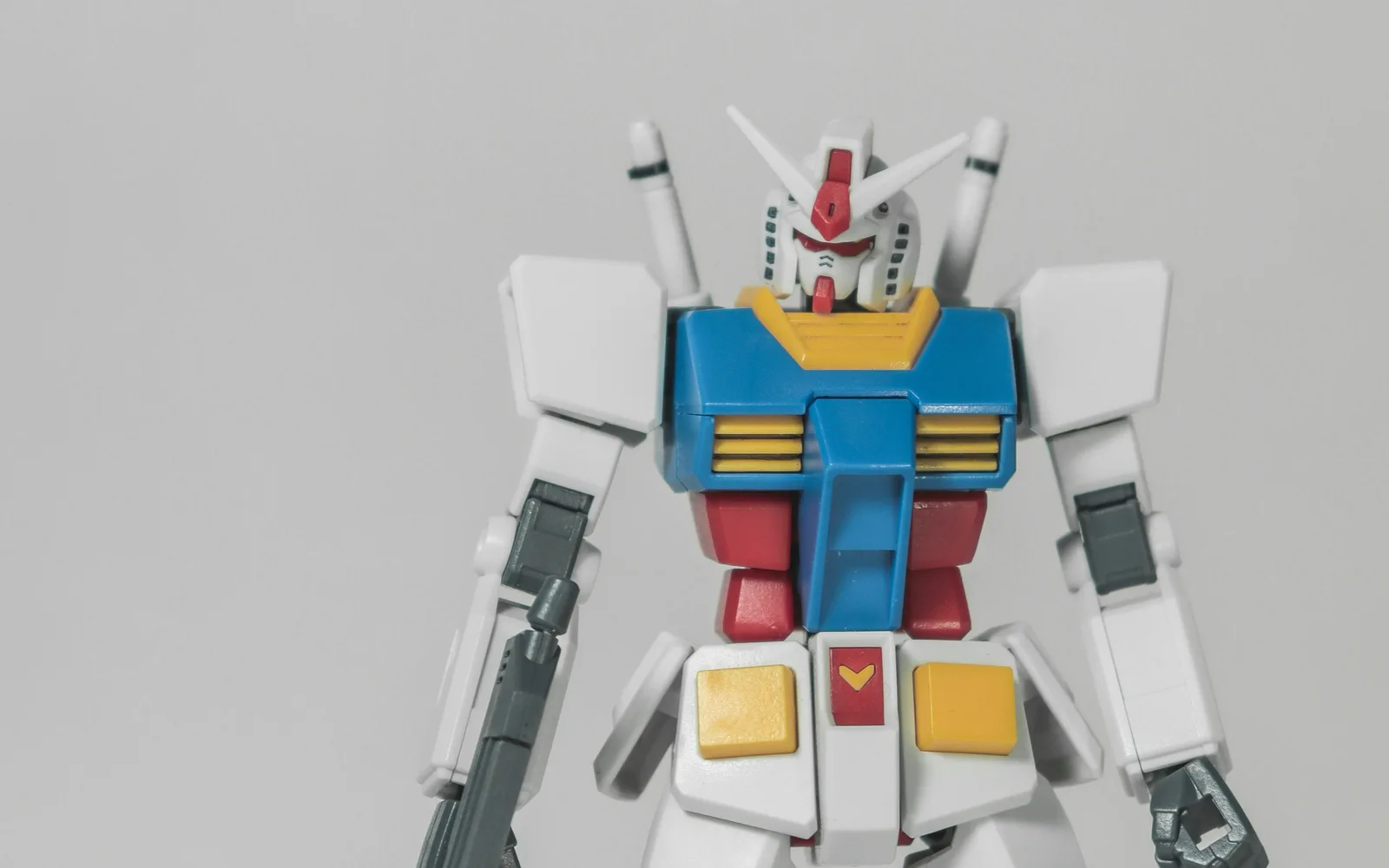 Maquette Gunpla Entry Grade RX-78-2 blanche, bleue et rouge sur fond gris